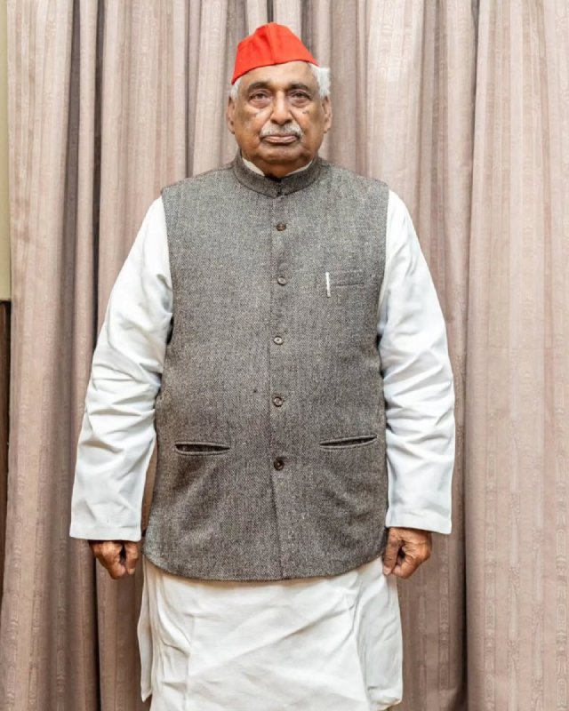माता प्रसाद पांडेय - नेता प्रतिपक्ष, समाजवादी पार्टी के वरिष्ठ नेता और उत्तर प्रदेश विधान सभा के पूर्व अध्यक्ष